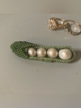 Cultured Pearl Pea Pod Pendant